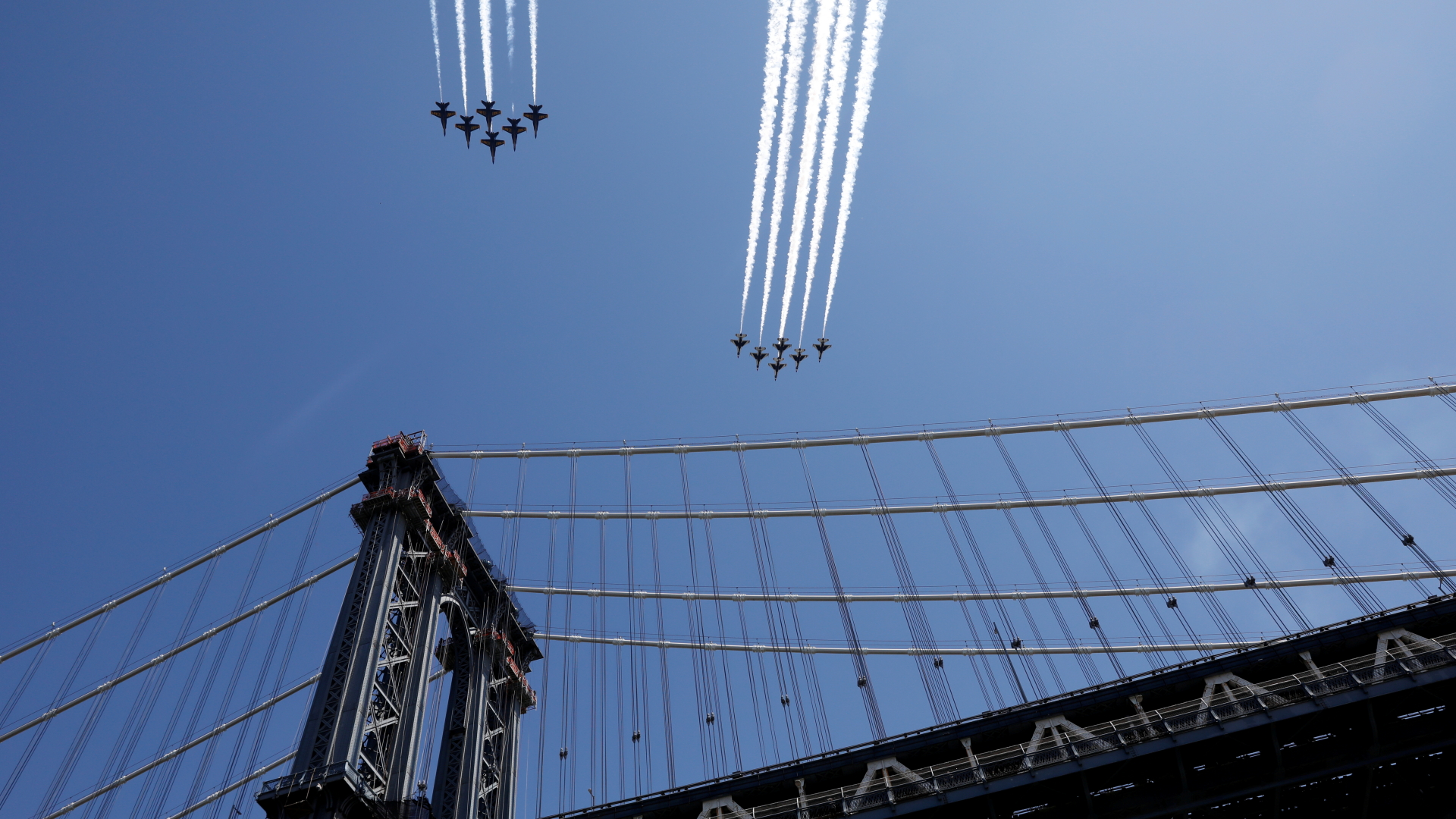 Formationsflug über der Manhattan Bridge | Bildquelle: REUTERS