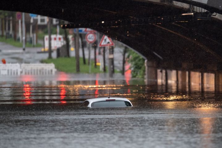 Auto in einer gefluteten Bahnunterführung in Köln