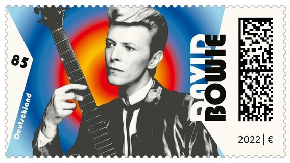 Sonderbriefmarke der Deutschen Post zum 75. Geburtstag des Musikers und Rockstars David Bowie. © dpa-Bildfunk