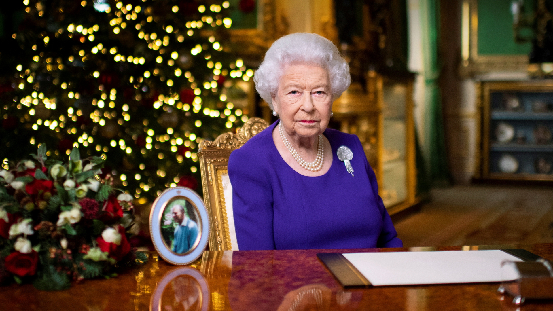 Queen Elizabeth II. bei der Aufzeichnung ihrer jährlichen Weihnachtsansprache.| Bildquelle: REUTERS