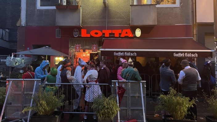 Karneval in Köln: Schon lange vor dem Einlass um 11.11 Uhr haben sich die Leute vor der Lotta-Bar in der Schlange aufgereiht.