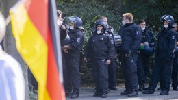 In den Reihen der Berliner Polizei sowie des NRW-Verfassungsschutzes wurden rassistische und rechtsextreme Chatgruppen gefunden.