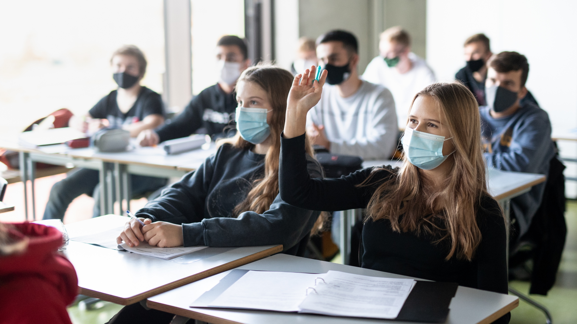 Schülerinnen und Schüler in München nehmen mit Mund- und Nasenschutz am Unterricht teil. (Archivbild)| Bildquelle: dpa