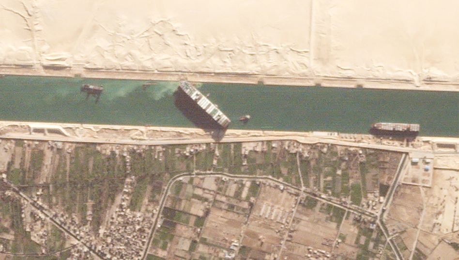 Festgefahrener Containerriese in Ägypten