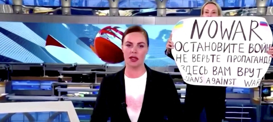 Marina Owsjannikowa, Mitarbeiterin beim wichtigsten Staatsfernsehsender Perwij Kanal, hat am Montagabend das Nachrichtenprogramm „Wremja“ gestört.