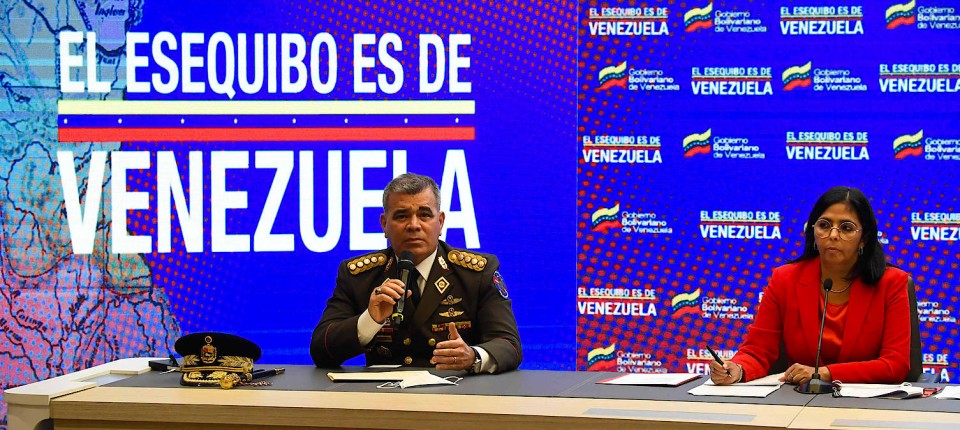 Venezuelas Verteidigungsminister Vladimir Padrino López neben der Venezolanischen Vizepräsidentin Delcy Rodríguez im Januar 2021