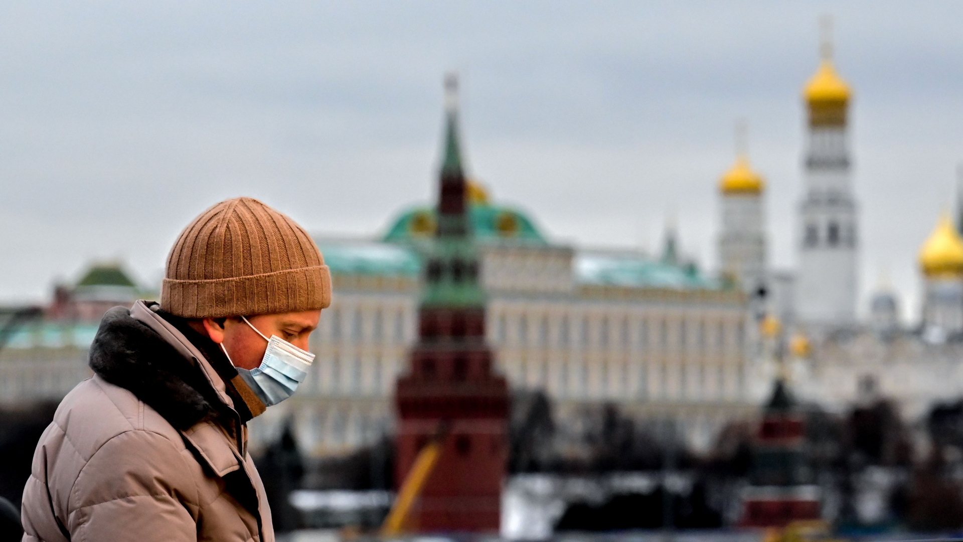 Mann mit Maske vor dem Kreml| Bildquelle: AFP