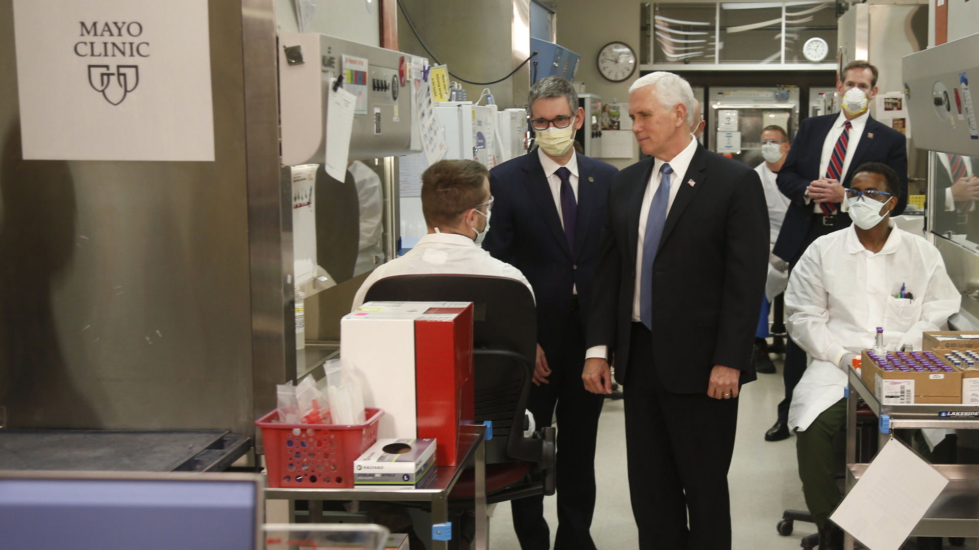 US-Vizepräsident Mike Pence beim Besuch einer Klinik. | Bildquelle: AP