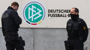 Beamte der Polizei am Mittwochmorgen vor der Zentrale des Deutschen Fußball-Bundes in Frankfurt am Main.