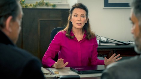 Iris Berben als Dr. Nüssen-Winkelmann in „Das Unwort“
