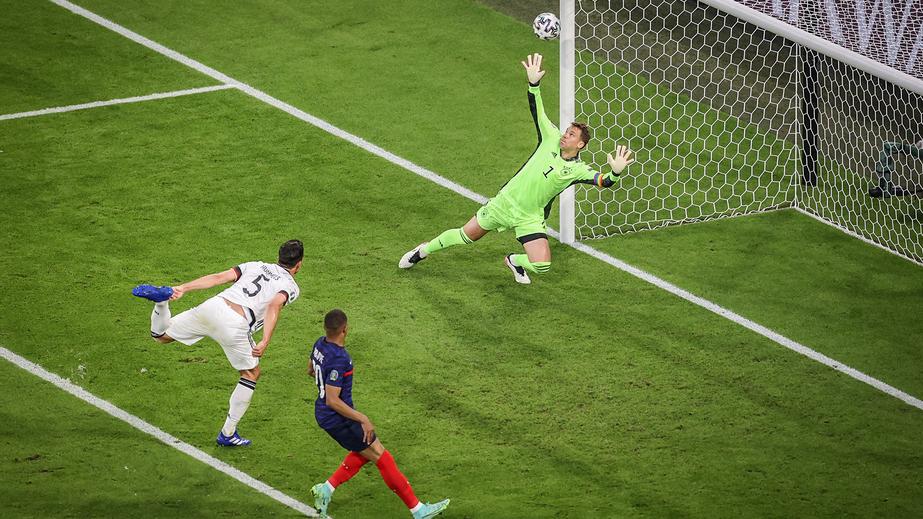 Vorrunde Frankreich – Deutschland: Das erste Tor eines deutschen Spielers bei der EM: Mats Hummels schießt das Eigentor zum 0:1 gegen Frankreich.