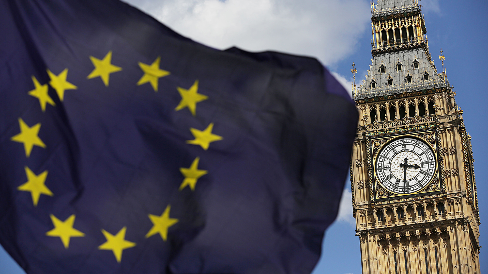 EU-Flagge weht vor dem Big Ben in London| Bildquelle: dpa