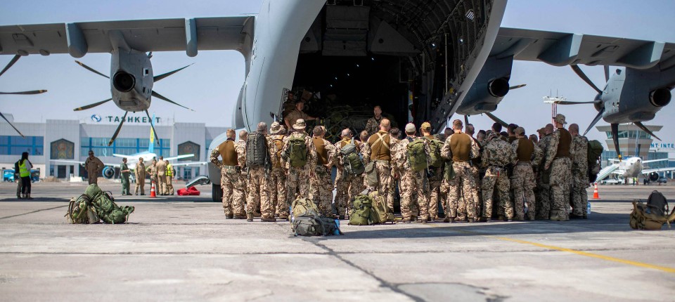 Deutsche Fallschirmjäger am 17. August im usbekischen Taschkent vor dem Abflug nach Kabul