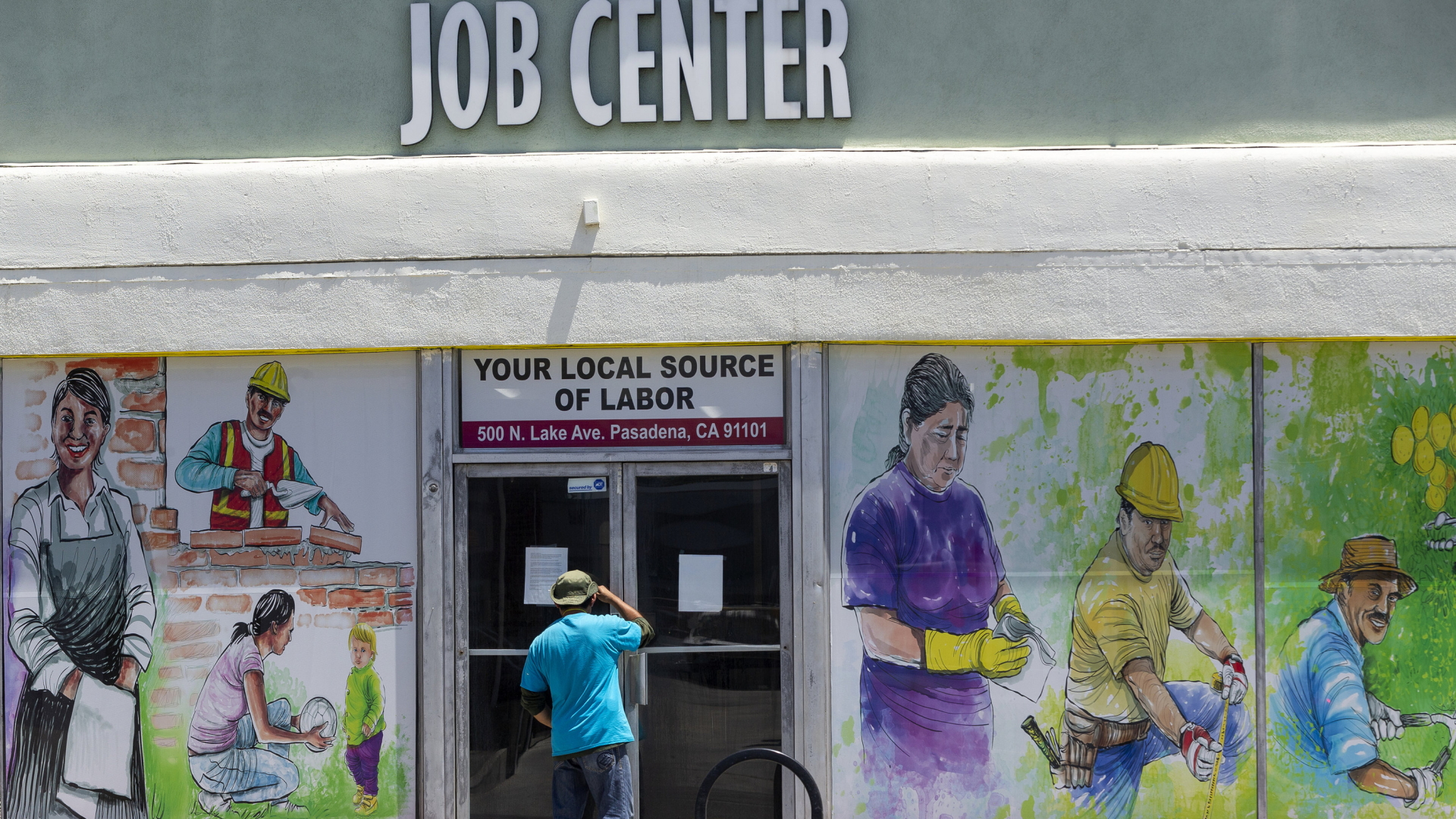 USA: Ein Mann schaut durch die geschlossene Tür eines Jobcenters.| Bildquelle: AP
