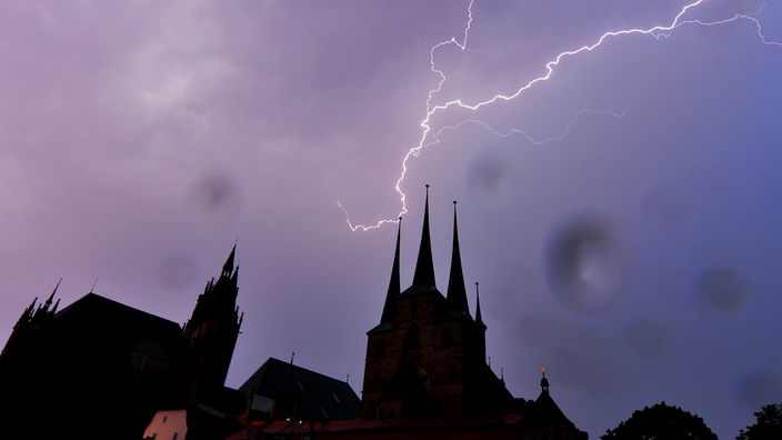 Blitz schlägt in Kirchturm ein