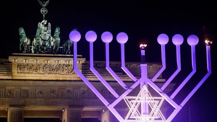 Erstes Chanukka-Licht vor dem Brandenburger Tor in Berlin entzündet worden  | rbb24