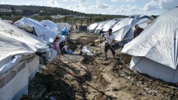 Migranten im neuen Lager Kara Tepe auf Lesbos graben Abflussrinnen nach schweren Regenfällen (Aufnahme vom 14. Oktober).