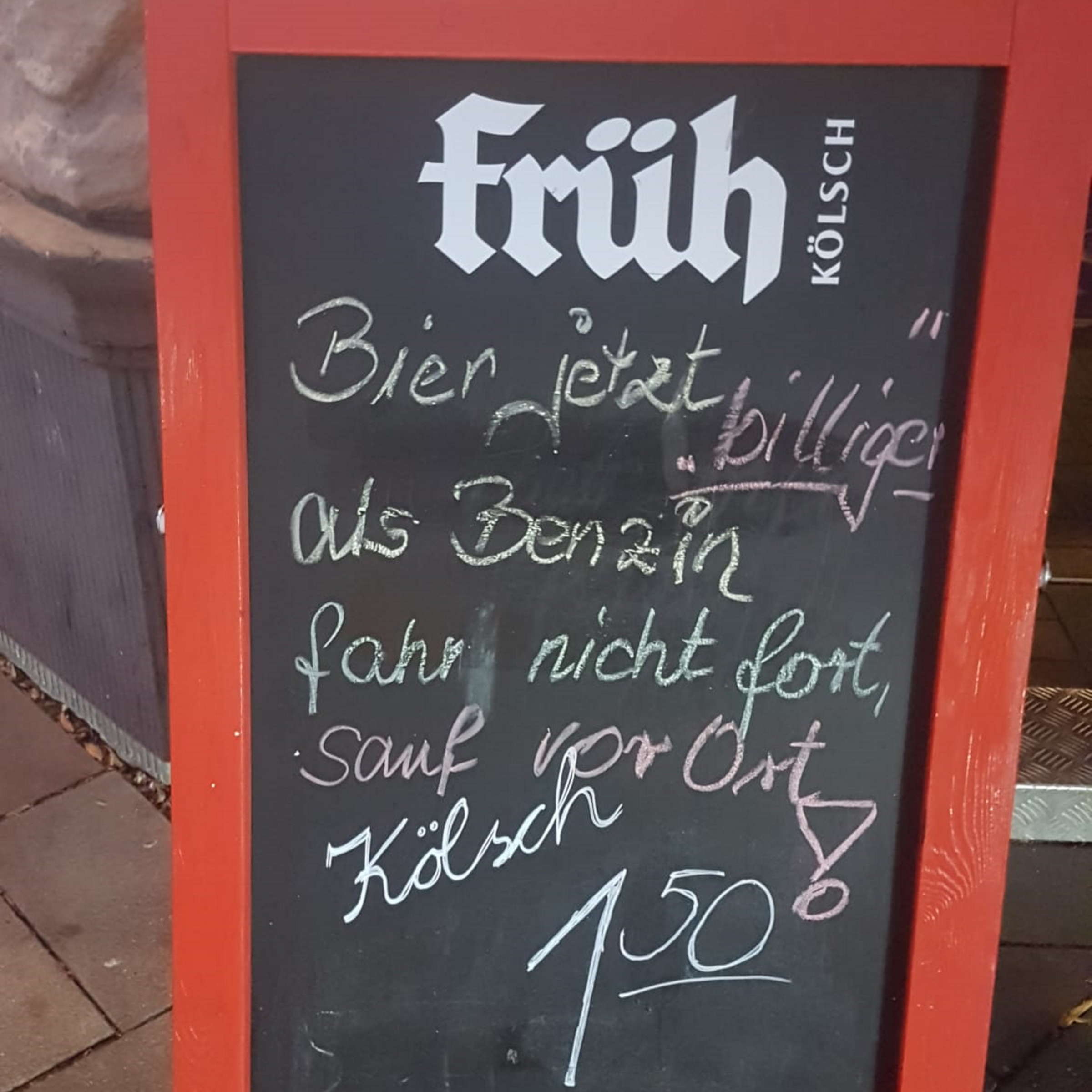 Köln: Kneipe Fridolin-Eck reagiert mit Kölsch-Schild auf Benzinpreise