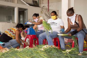 Kommunardinnen in Altos de Lidice organisieren die Versorgung der Bewohner mit Gemüse