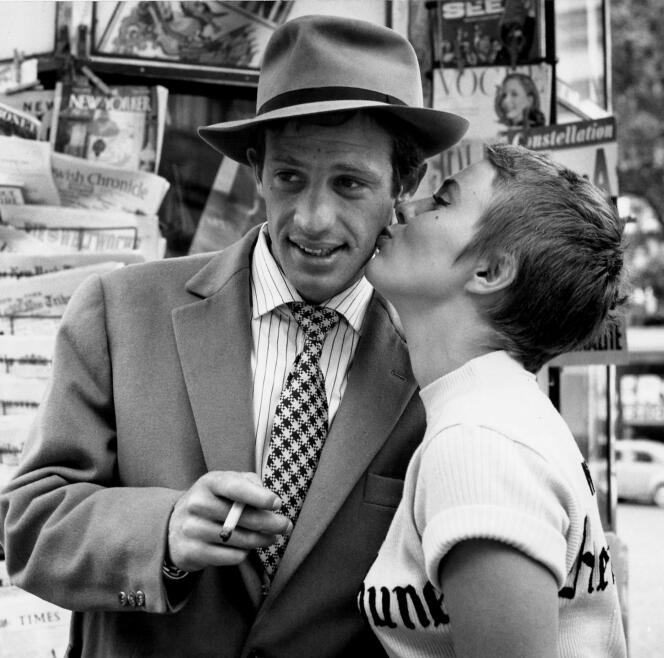 « Le Baiser des Champs-Elysées », photo prise sur le tournage d’« A bout de souffle », de Jean-Luc Godard, en 1959, avec Jean-Paul Belmondo et Jean Seberg.