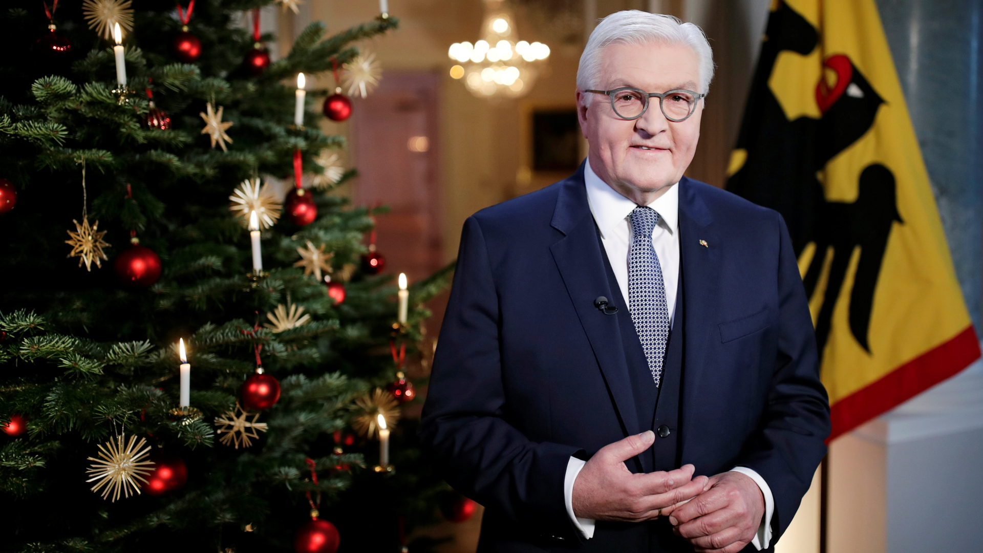 Bundespräsident Frank-Walter Steinmeier nach der Aufnahme der traditionellen Weihnachtsbotschaft im Schloss Bellevue.| Bildquelle: REUTERS