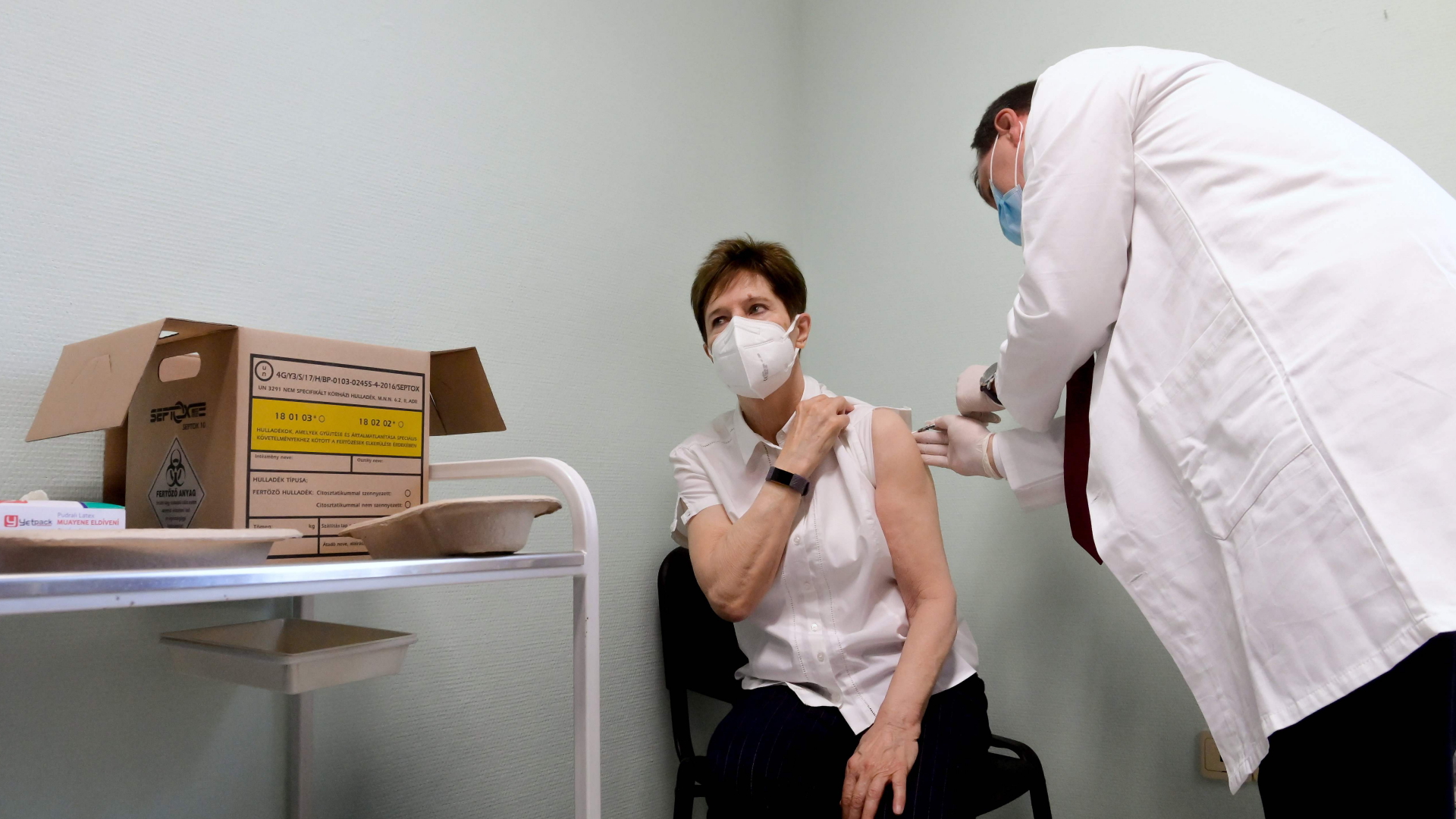 Eine Oberärztin einer Budapester Klinik wird als erste gegen Corona geimpft.| Bildquelle: AFP