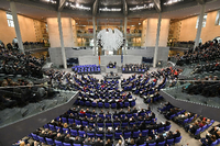 Derzeit haben 709 Politikerinnen und Politiker einen Sitz im Bundestag.
