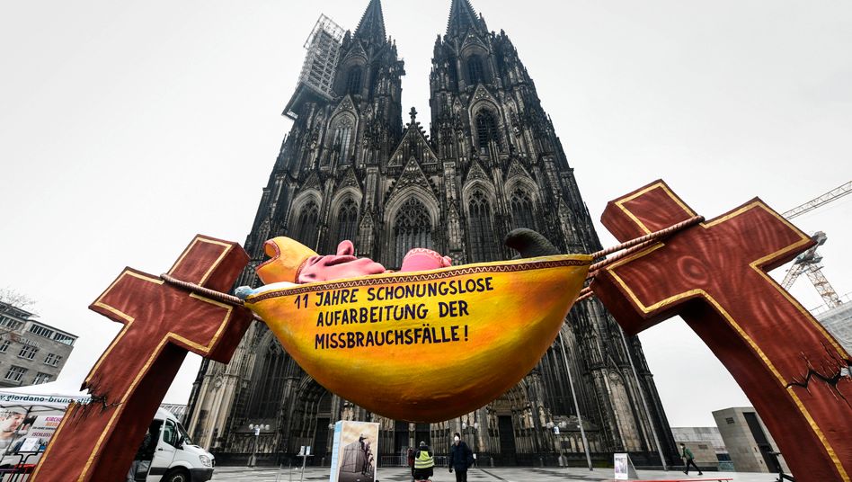 »11 Jahre schonungslose Aufarbeitung der Missbrauchsfälle«: Eine Skulptur vor dem Kölner Dom prophezeite, was Experten dem Erzbistum nun vorwerfen