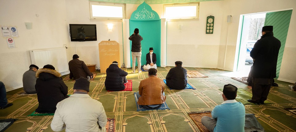 Ramadan in Corona-Zeiten: Moschee-Besuche sind nur mit Maske und eigenem Gebetsteppich erlaubt.