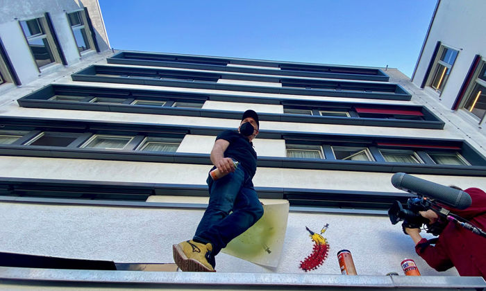 Der Streetartkünstler Thomas Baumgärtel sprayt seine bekannte Banane an die Fassade. Foto: AWO Köln