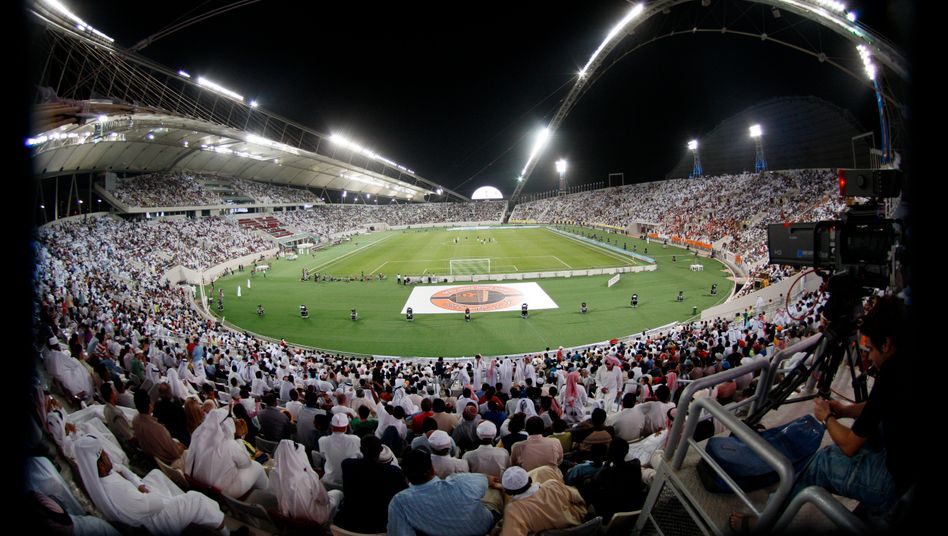 Khalifa Stadion in Katar: Druck auf die Politik wächst