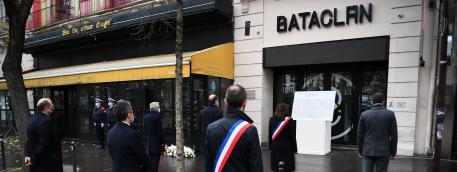 Plusieurs responsables publiques dont Jean Castex, le Premier ministre, et Anne Hidalgo, la maire de Paris, rendent hommage aux victimes de l\'attaque terroriste du Bataclan, à Paris, le 13 novembre 2020.