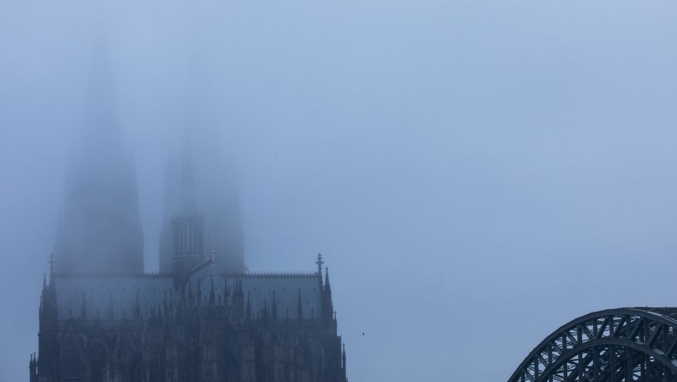 Der Kölner Dom am Donnerstag im Nebel: Fast 40 Lösch- und Rettungsfahrzeuge im Einsatz