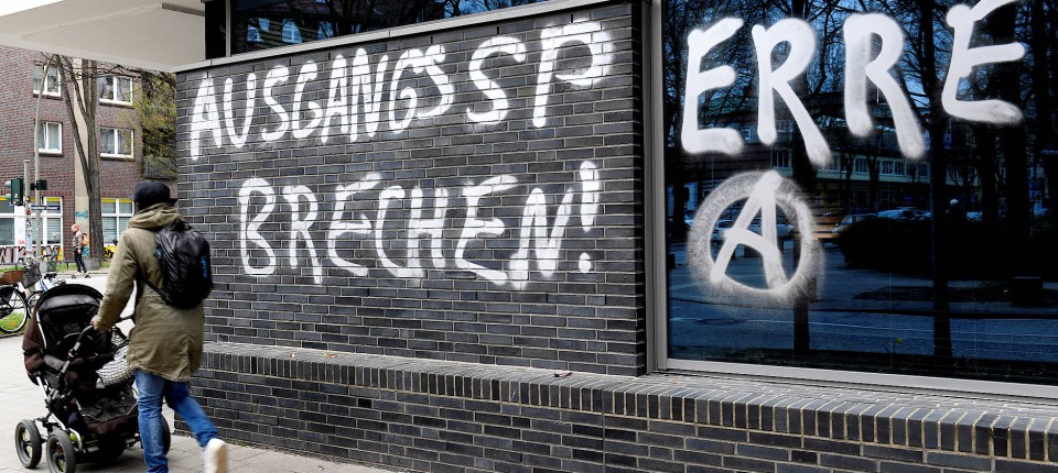 Der Unmut entlädt sich auf vielfältige Weise – die Aufschrift „Ausgangssperre brechen“ an einer Wand in Hamburg am 1. April.