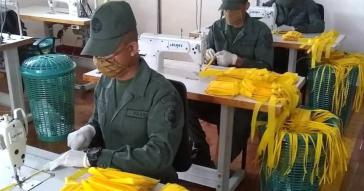 Eine Textilfabrik der Streitkräfte stellt Mundschutzmasken und weitere Textilien für die Verwendung in Krankenhäusern her